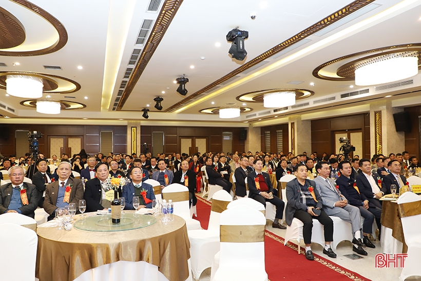 Công ty CP Phát triển công nghiệp - xây lắp và thương mại Hà Tĩnh đón nhận Huân chương Lao động hạng Nhất