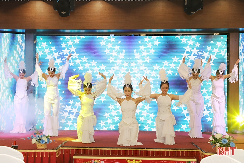 Công ty CP Phát triển công nghiệp - xây lắp và thương mại Hà Tĩnh đón nhận Huân chương Lao động hạng Nhất