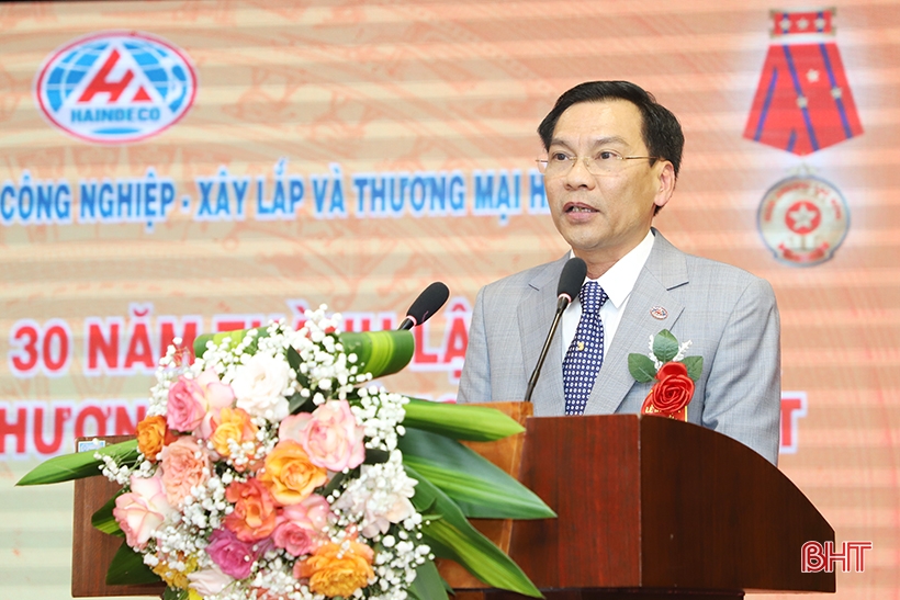 Công ty CP Phát triển công nghiệp - xây lắp và thương mại Hà Tĩnh đón nhận Huân chương Lao động hạng Nhất