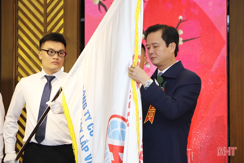 Công ty CP Phát triển công nghiệp - xây lắp và thương mại Hà Tĩnh đón nhận Huân chương Lao động hạng Nhất