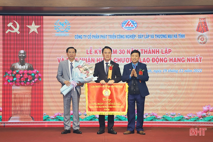 Công ty CP Phát triển công nghiệp - xây lắp và thương mại Hà Tĩnh đón nhận Huân chương Lao động hạng Nhất