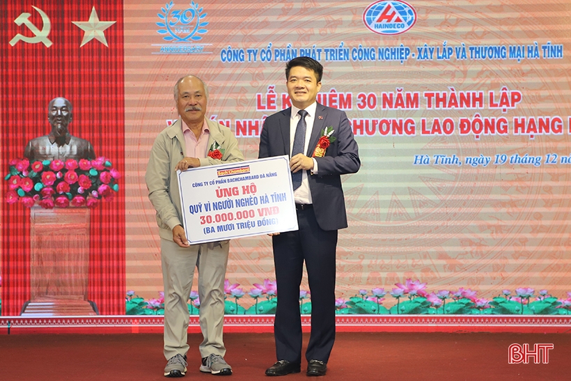 Công ty CP Phát triển công nghiệp - xây lắp và thương mại Hà Tĩnh đón nhận Huân chương Lao động hạng Nhất